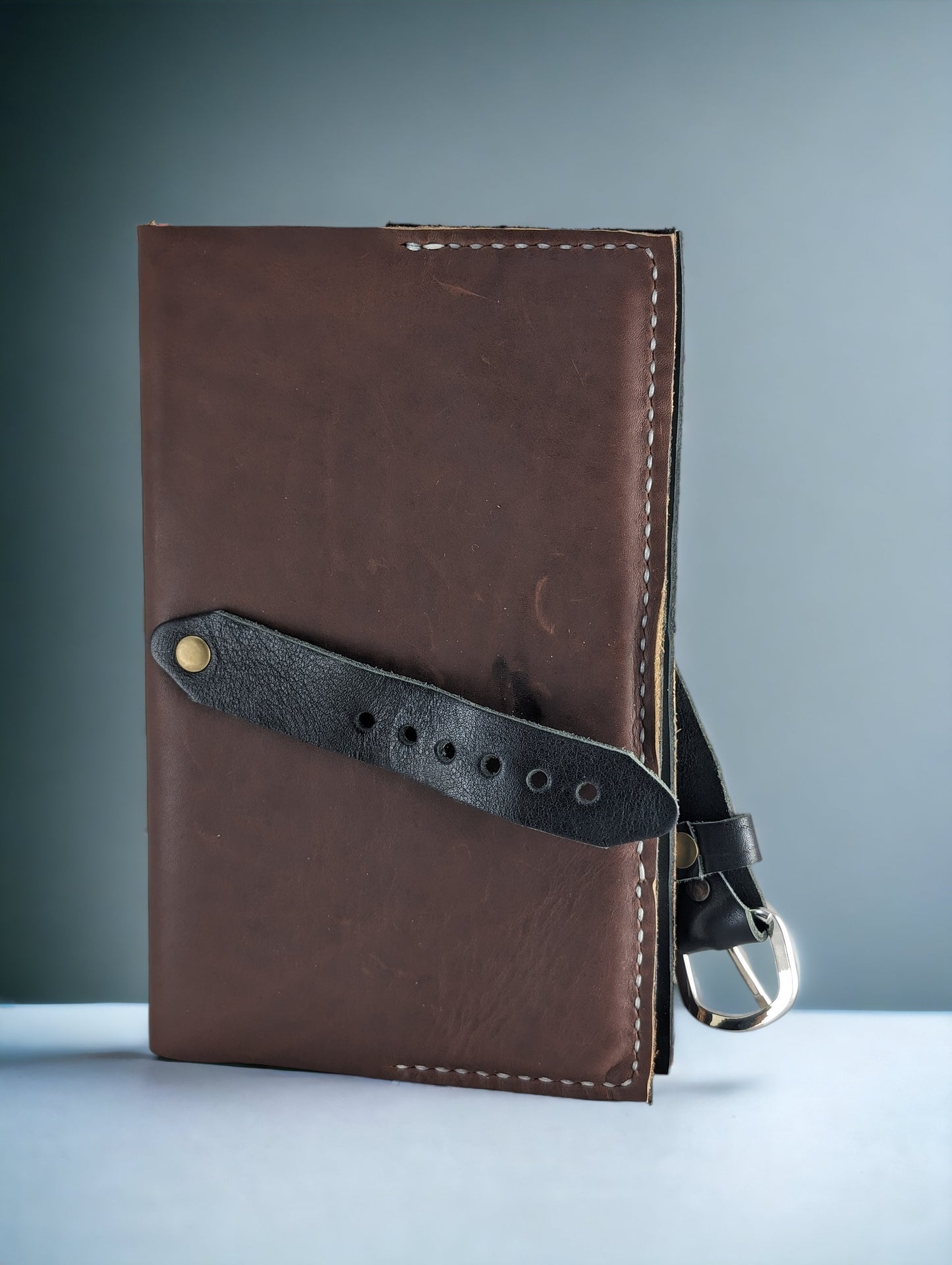 Couverture de journal, sangle noire, boucle argent