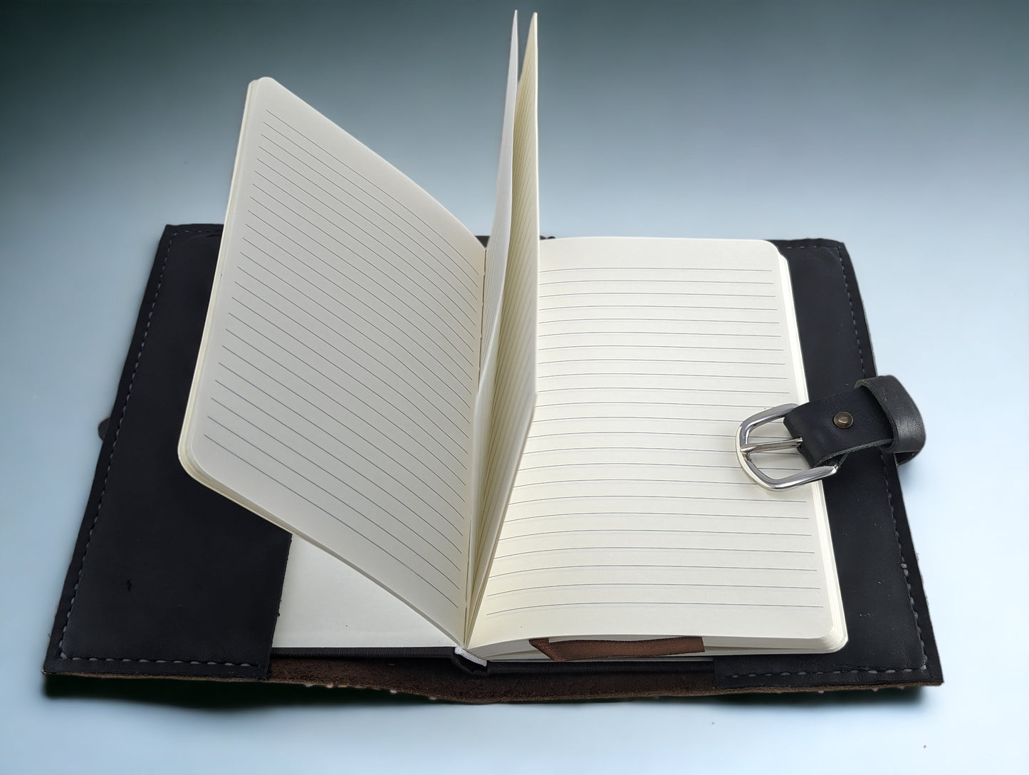 Couverture de journal, sangle noire, boucle argent