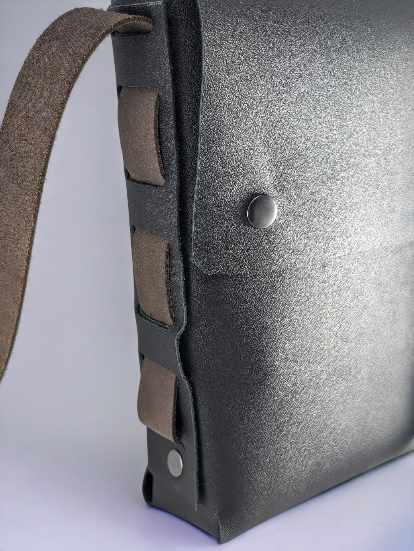 Sac à main lacé, fermeture bouton pression