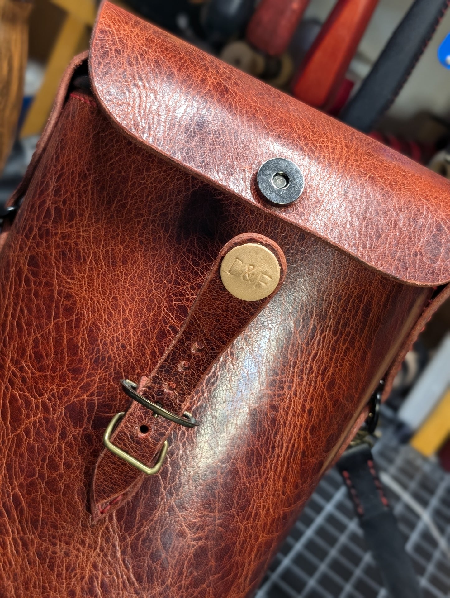 Sac coursier rigide se transformant en sac à dos