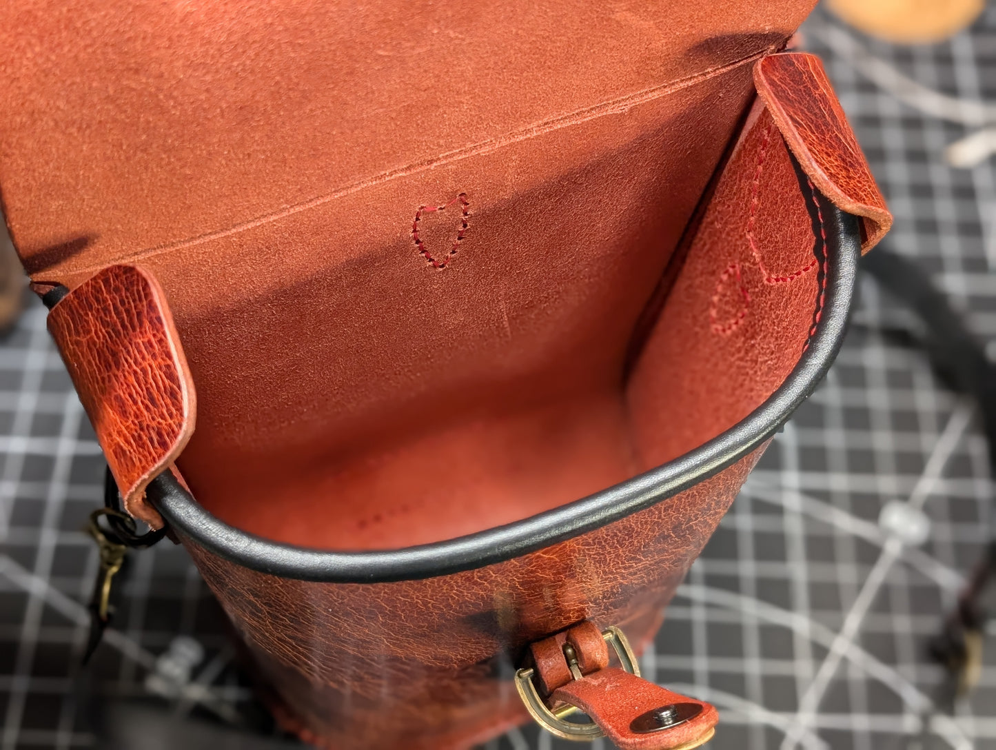 Sac coursier rigide se transformant en sac à dos