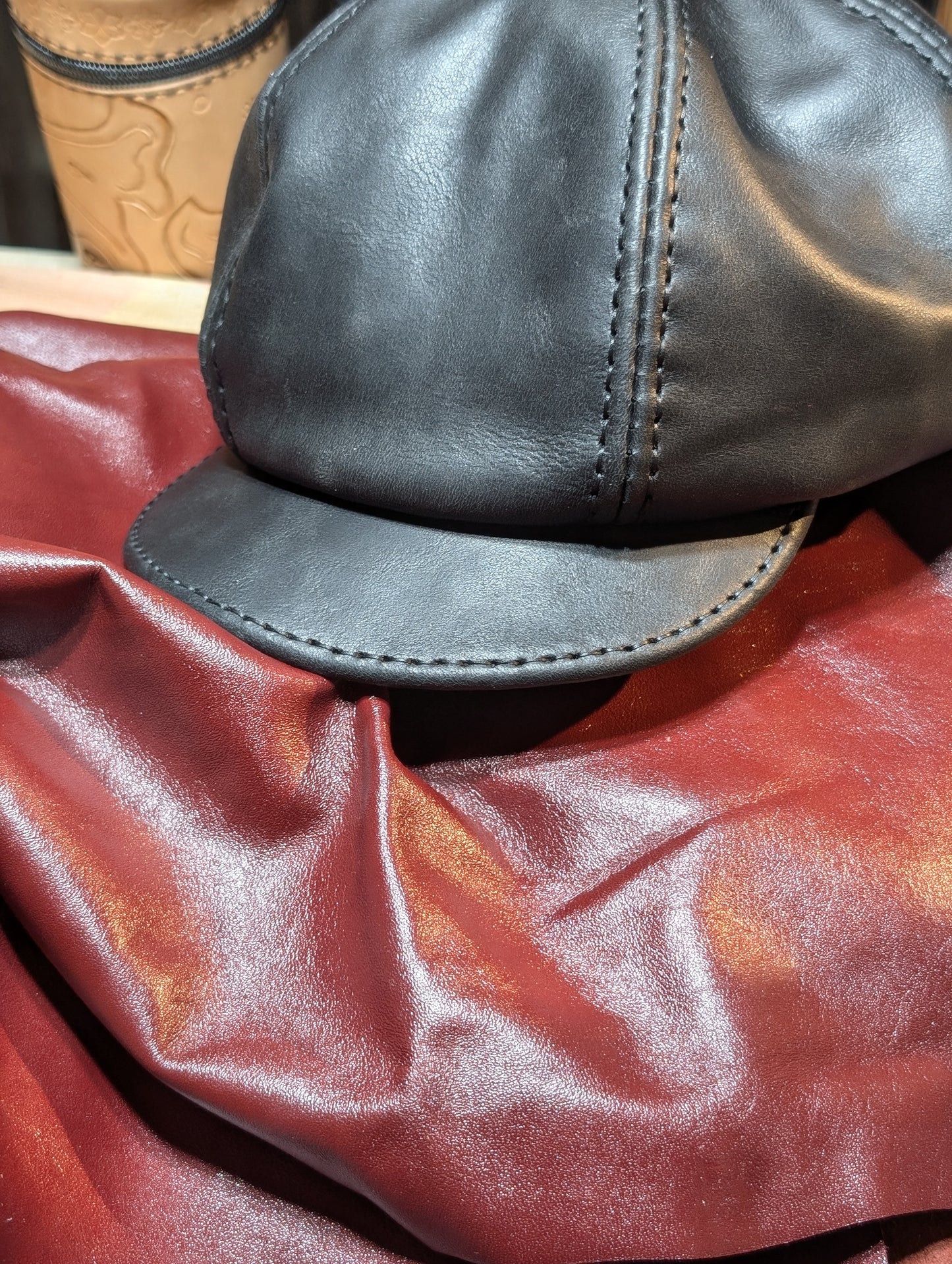 Casquette de cuir souple style "vendeur de journaux"